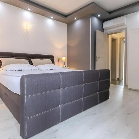 Kiki, No 1 Apartman